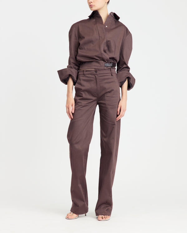 16Arlington Jolie jacket in nocciola cotton sateen, featuring a cropped silhouette with a cinched waist, plunging neckline and pointed collar with ruched sleeves and contrast leather buckle. This jacket brings signature tailoring to elevated daytime and evening looks from a luxury British designer brand. - front view