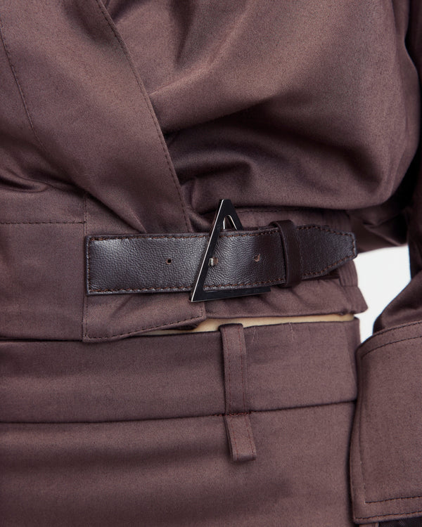 16Arlington Jolie jacket in nocciola cotton sateen, featuring a cropped silhouette with a cinched waist, plunging neckline and pointed collar with ruched sleeves and contrast leather buckle. This jacket brings signature tailoring to elevated daytime and evening looks from a luxury British designer brand. - close-up