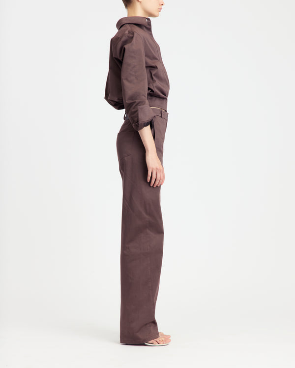 16Arlington Jolie jacket in nocciola cotton sateen, featuring a cropped silhouette with a cinched waist, plunging neckline and pointed collar with ruched sleeves and contrast leather buckle. This jacket brings signature tailoring to elevated daytime and evening looks from a luxury British designer brand. - side view