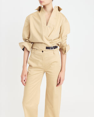 16Arlington Jolie jacket in sand-coloured cotton sateen, featuring a cropped silhouette with a cinched waist, plunging neckline and pointed collar with ruched sleeves and contrast leather buckle. This jacket brings signature tailoring to elevated daytime and evening looks from a luxury British designer brand. - close-up